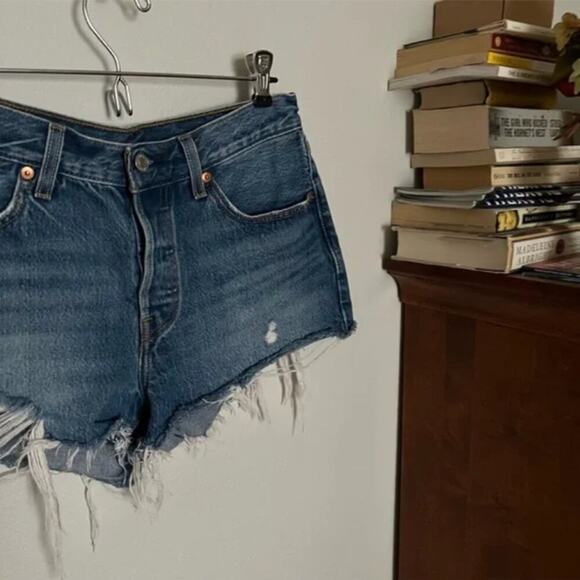 Levi's 501 Original Denim Shorts in Fault Line Wash - Picture 4 of 9